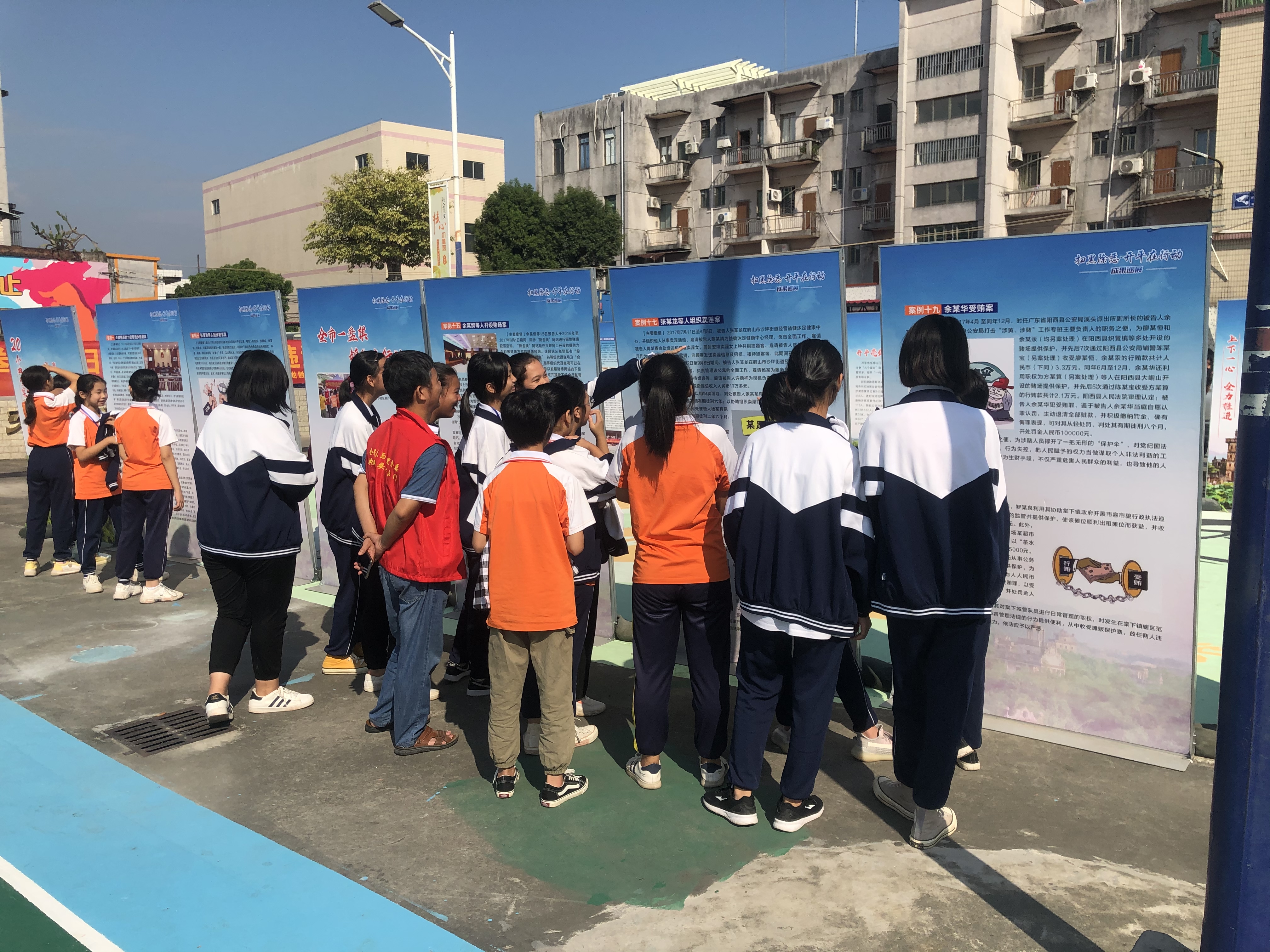 龍勝鎮(zhèn)組織轄區(qū)中小學學生觀看掃黑除惡成果巡展.jpg