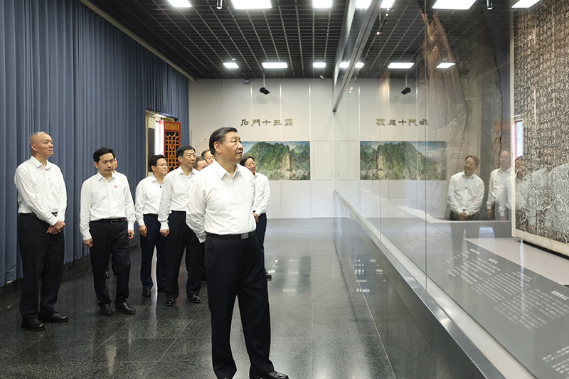 7月29日，中共中央總書記、國家主席、中央軍委主席習近平在四川考察結束返京途中，來到陜西省漢中市考察。這是習近平參觀漢中市博物館有關歷史文物展陳。