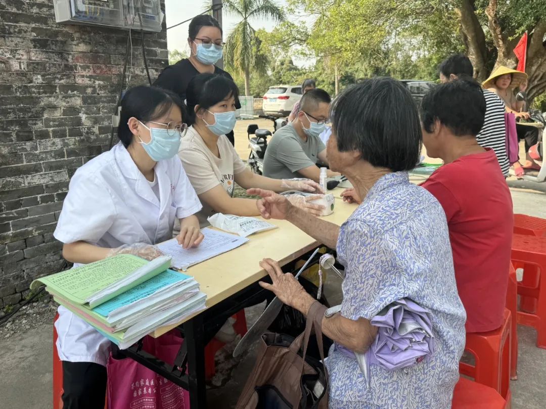 敬老愛老暖重陽！赤坎鎮(zhèn)各村（居）組織開展重陽節(jié)敬老系列活動