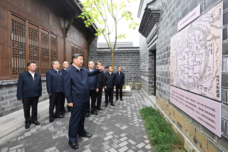 10月17日至18日，中共中央總書記、國家主席、中央軍委主席習近平在安徽考察。這是17日下午，習近平在安慶桐城市六尺巷考察。