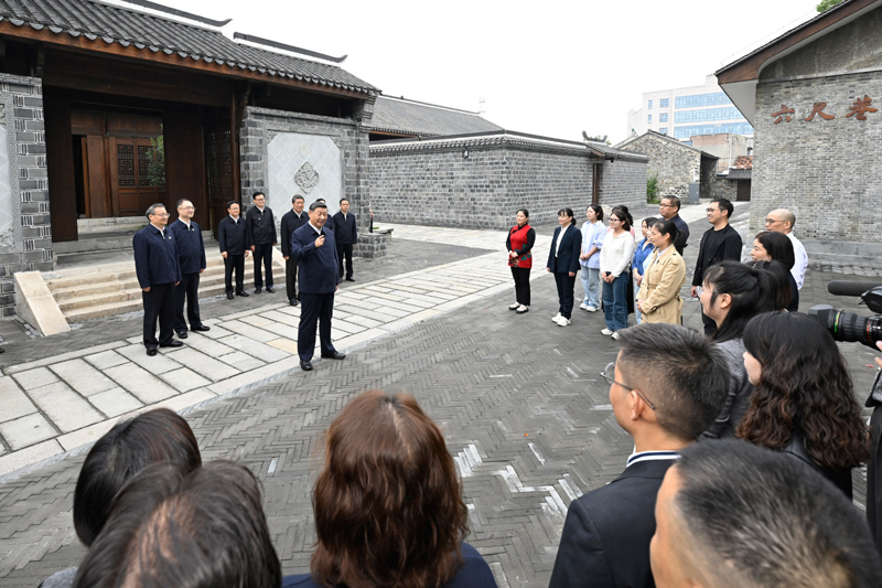 10月17日至18日，中共中央總書記、國家主席、中央軍委主席習近平在安徽考察。這是17日下午，習近平在安慶桐城市六尺巷考察時，同當?shù)鼐用窈陀慰陀H切交流。