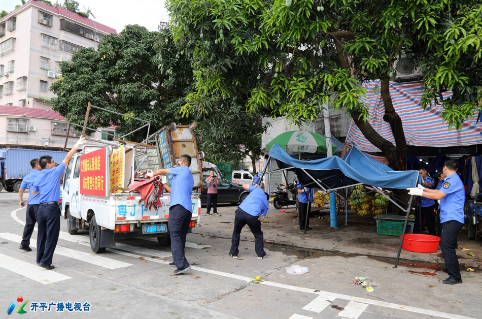 0-3 2H3A6530 - 副本 執(zhí)法隊(duì)在百匯市場對違法搭建進(jìn)行專項(xiàng)整治.jpg